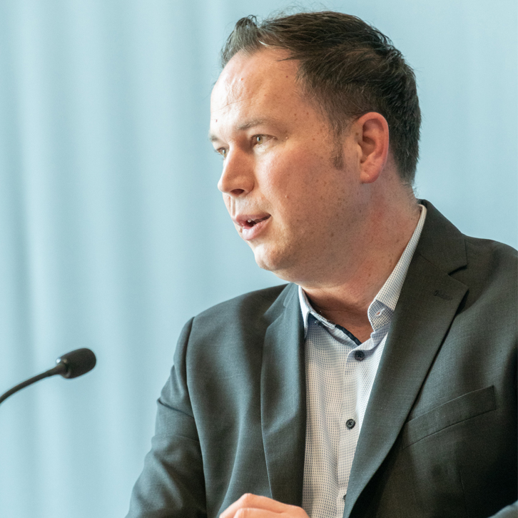 Marcel Winter spricht in ein Mikrofon