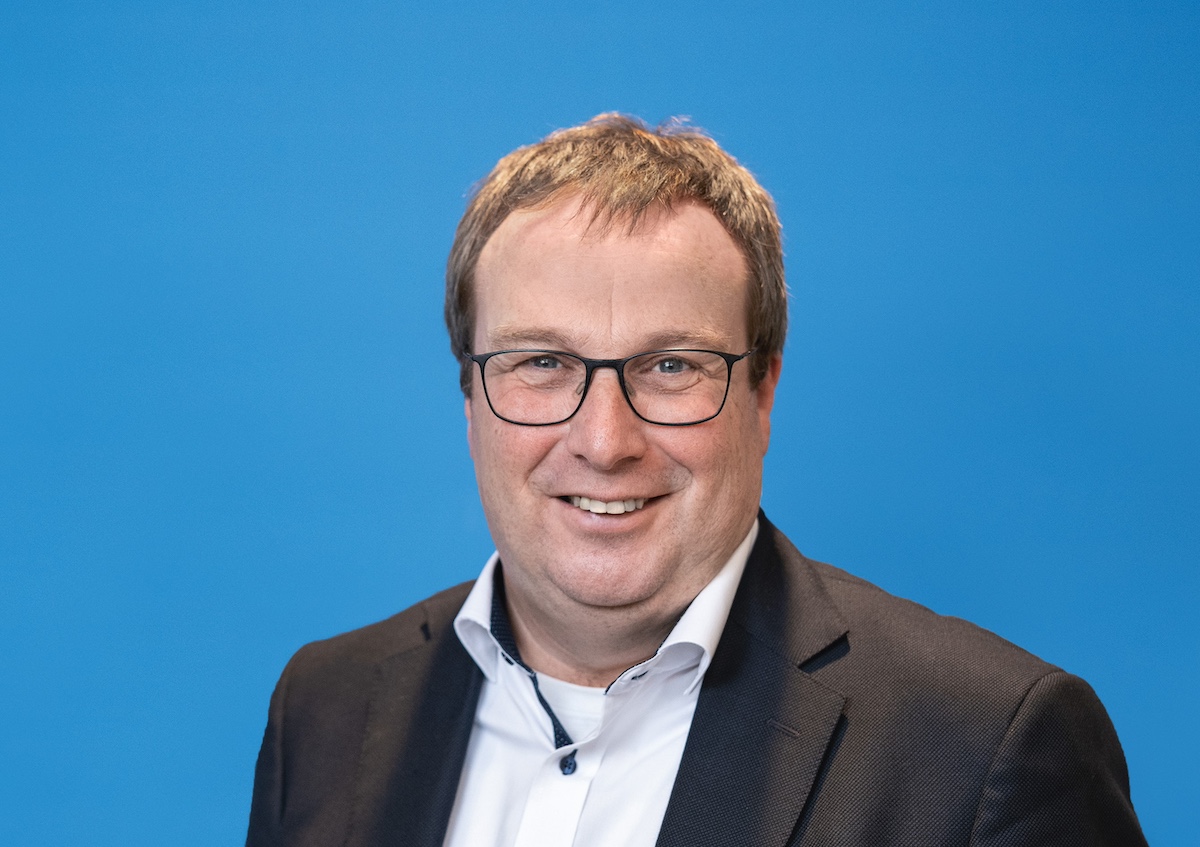 Portrait von Oliver Krischer, Minister für Umwelt, Naturschutz und Verkehr des Landes Nordrhein-Westfalen