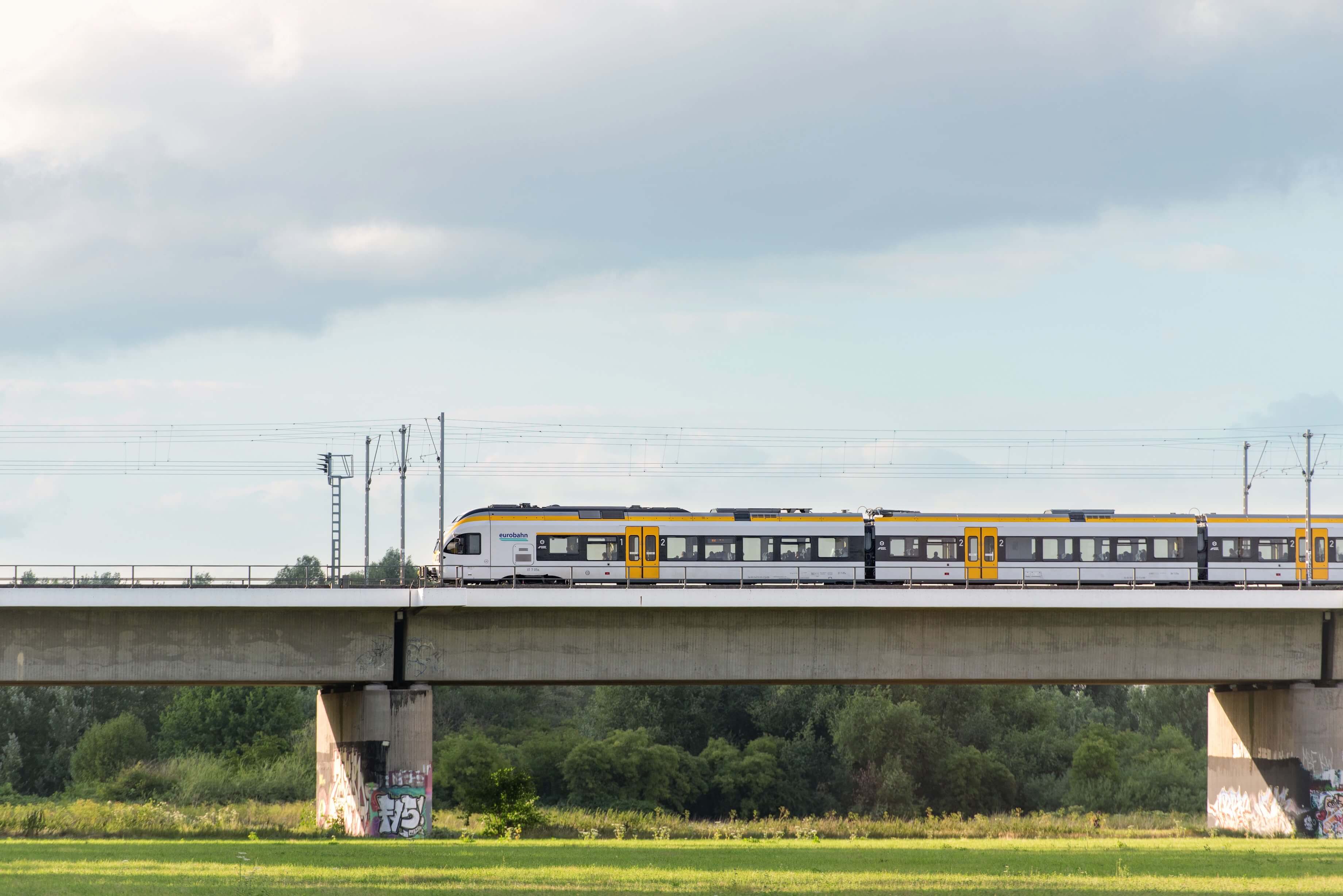 Ein Regionalzug der eurobahn auf einer Brücke bei Neuss.