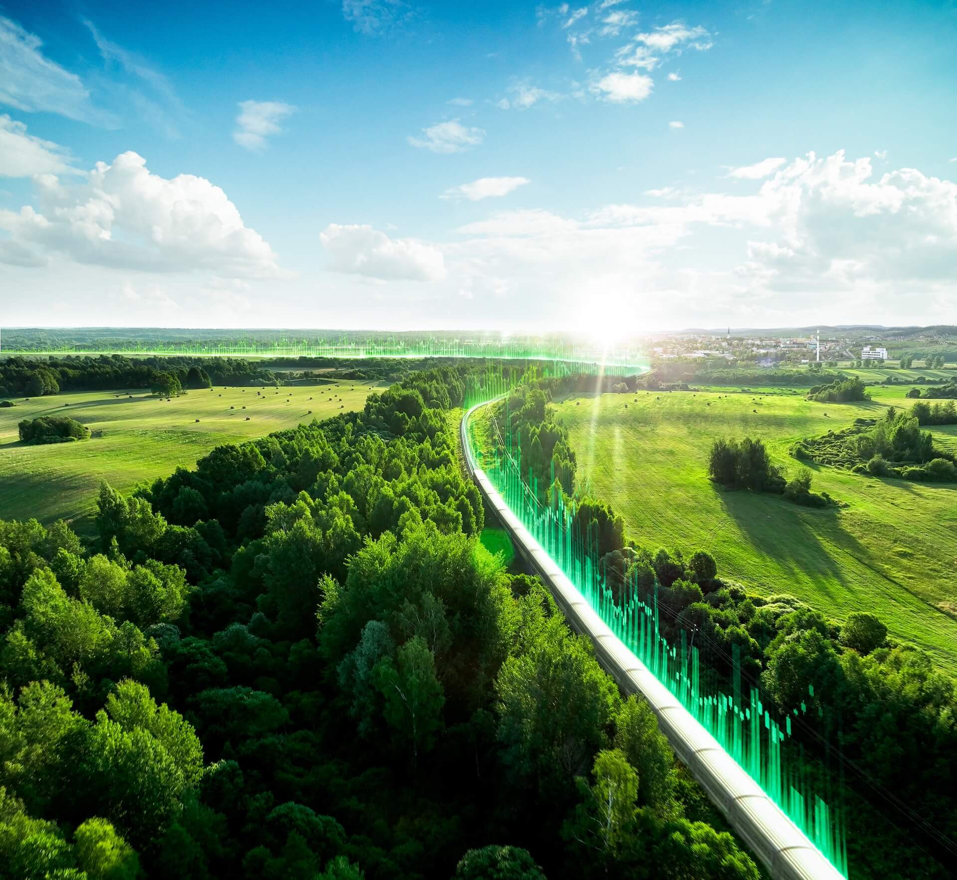 Ein Zug fährt durch eine grüne Landschaft.