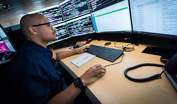 Ein Fahrdienstleister beobachtet mehrere Monitore um schnell auf Änderungen reagieren zu können, damit entsprechende Meldungen an die Plattform übergeben werden können.
