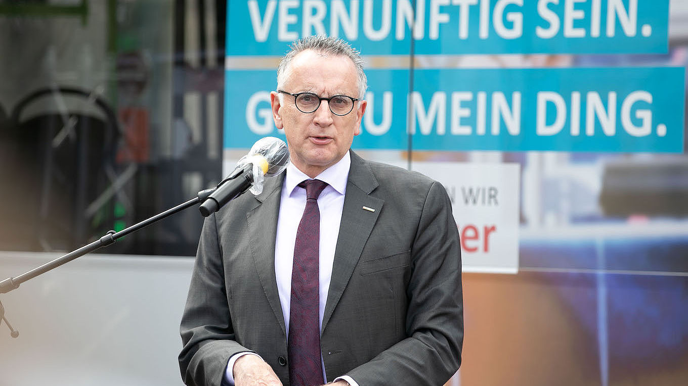 Rheinbahn-Vorstandsvorsitzender Klaus Klar steht an einem Podium und hält eine Rede.