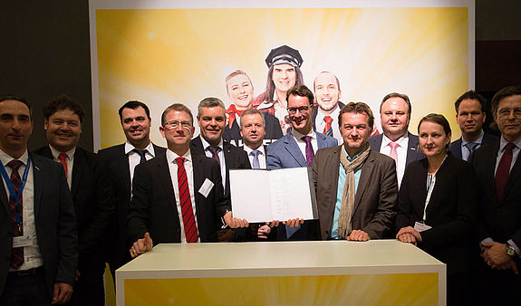 Geschäftsführer der Eisenbahnverkehrsunternehmen in NRW bei der Unterzeichnung der Ausbildungskostenerstattung 