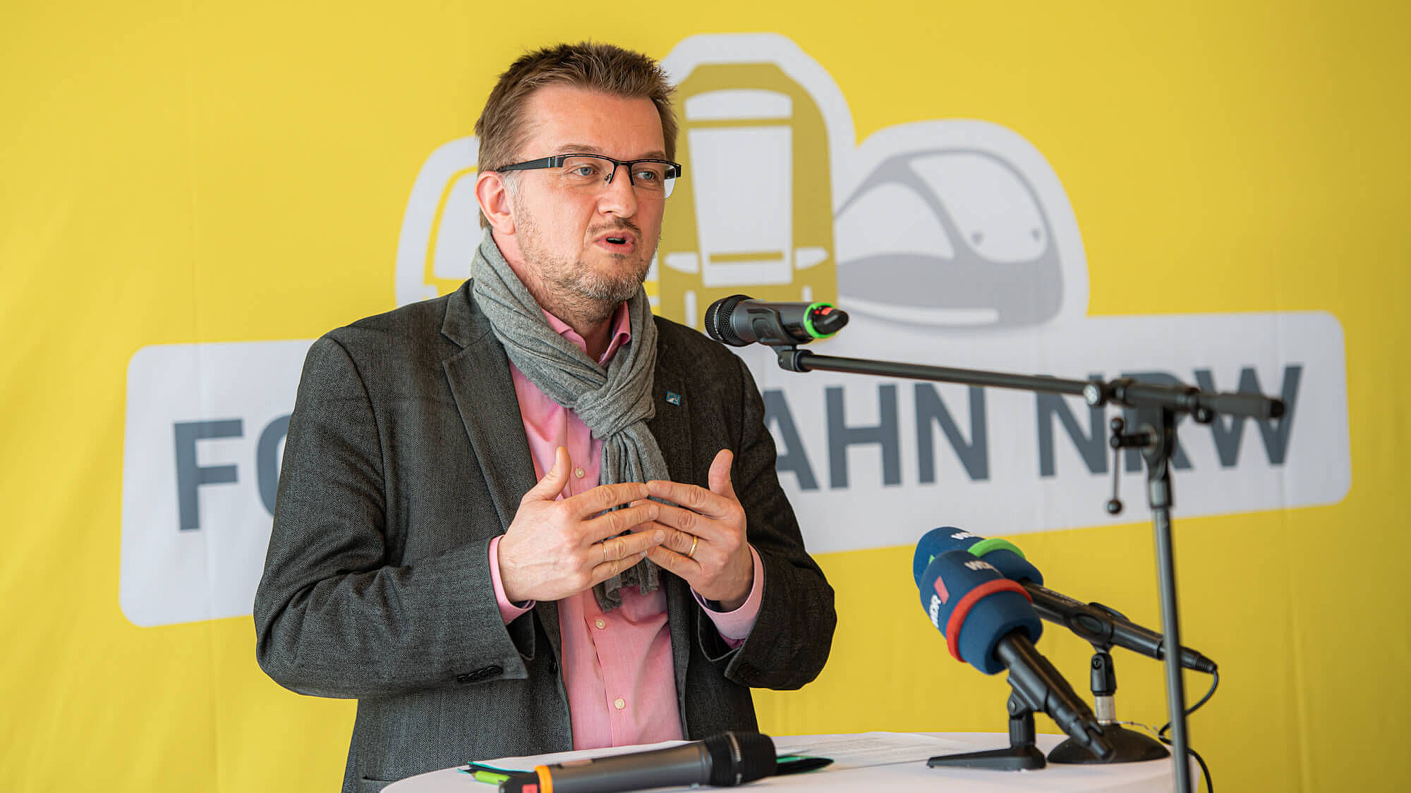 Joachim Künzel (Geschäftsführer des NWL) steht an einem Podium und hält eine Rede