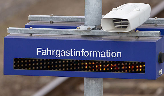 Digitale Fahgastinformation mit Lautsprecher an einem Bahnhof