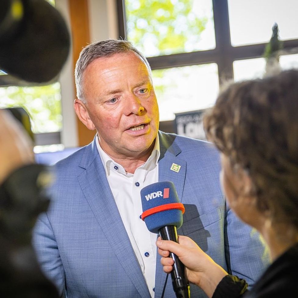 Verkehrsausschuss-Vorsitzender Matthias Goeken gibt ein Interview.