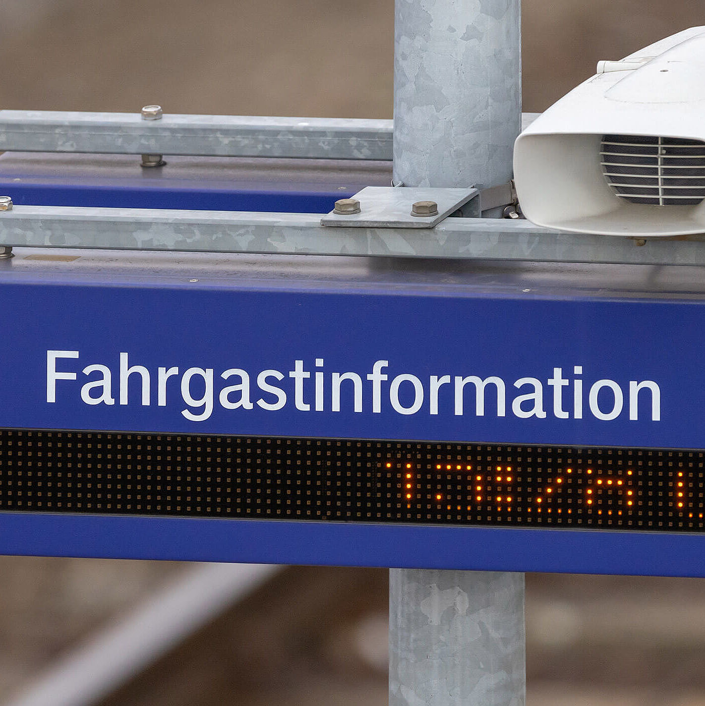 Digitale Fahgastinformation mit Lautsprecher an einem Bahnhof