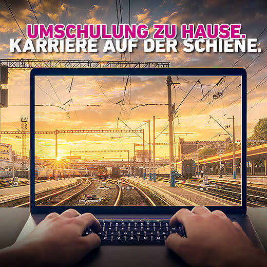 Bildkomposition einer Person, die an einem Schreibtisch sitzt und auf einem Laptop schreibt. Das Hintergrundbild zeigt einen Bahnhof bei Sonnenuntergang auf dem mehrere Züge verkehren.