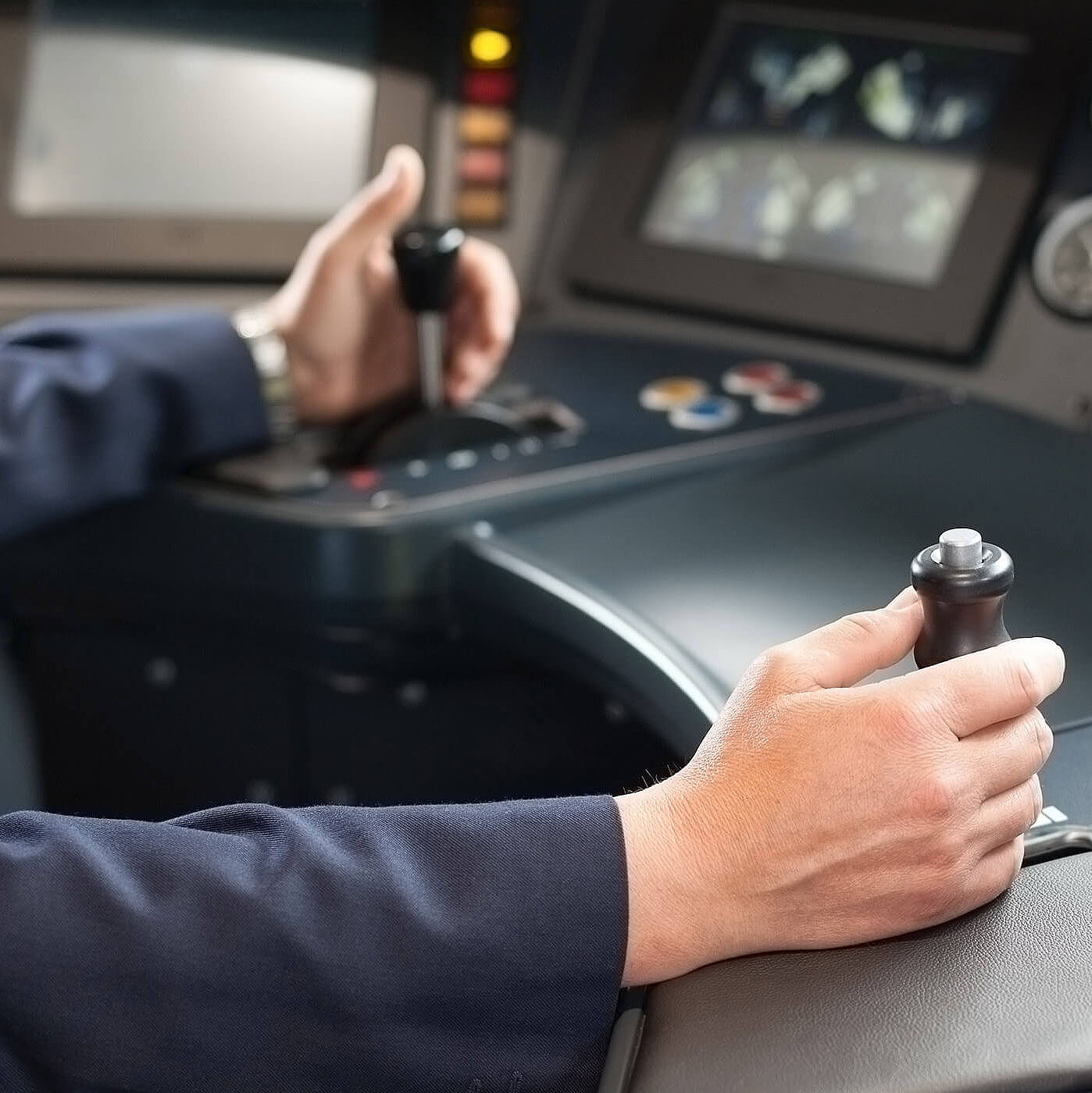 Ein Lokführer bedient die Steuerelemente in seinem Cockpit