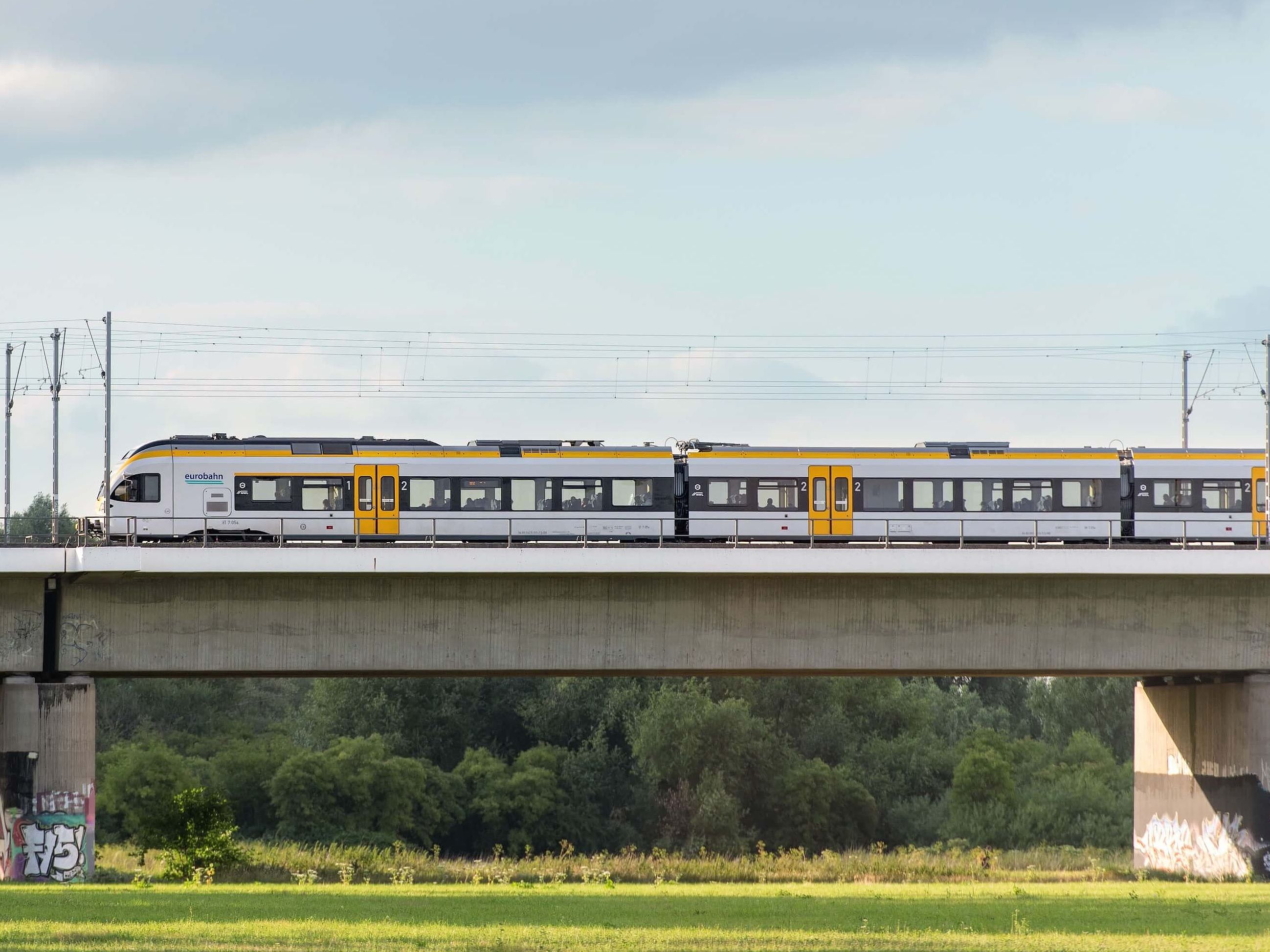 Ein Regionalzug der eurobahn auf einer Brücke bei Neuss.