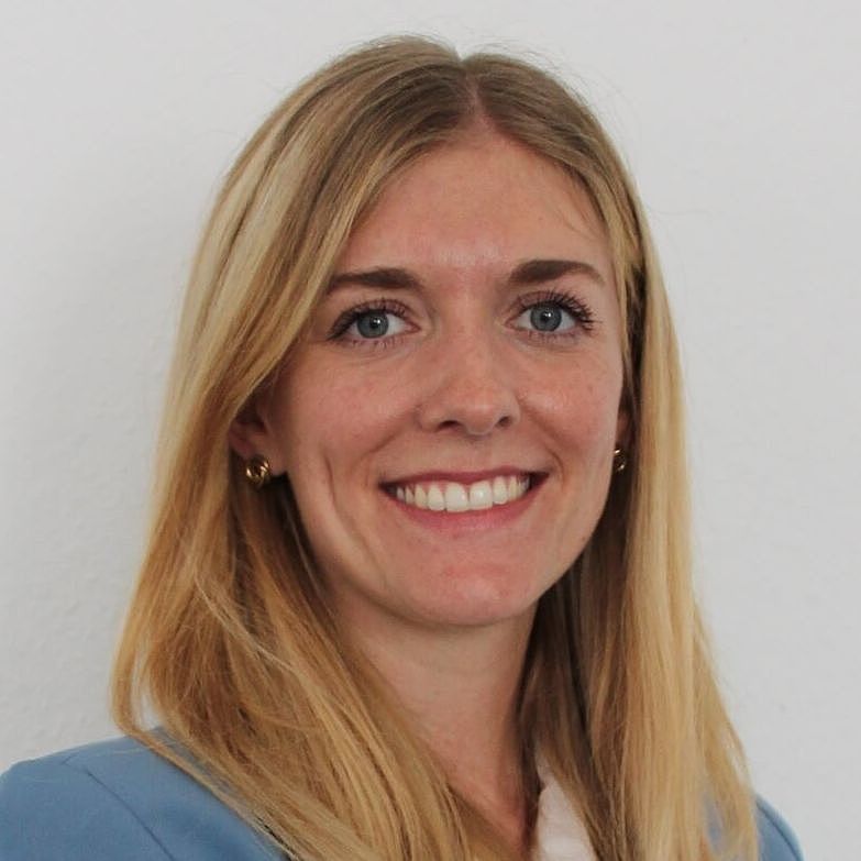 Ein Porträt von Julia Fink, Leitung Produktbereich Bahn bei der SBH West.  